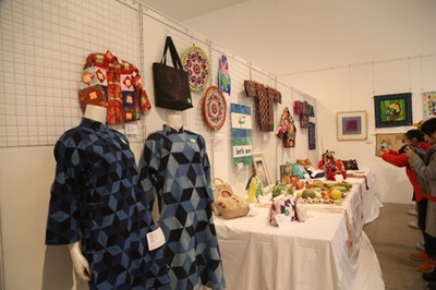 2016中國(guó)國(guó)際拼布邀請(qǐng)賽暨拼布手工藝術(shù)展在北京服裝學(xué)院盛大開(kāi)幕